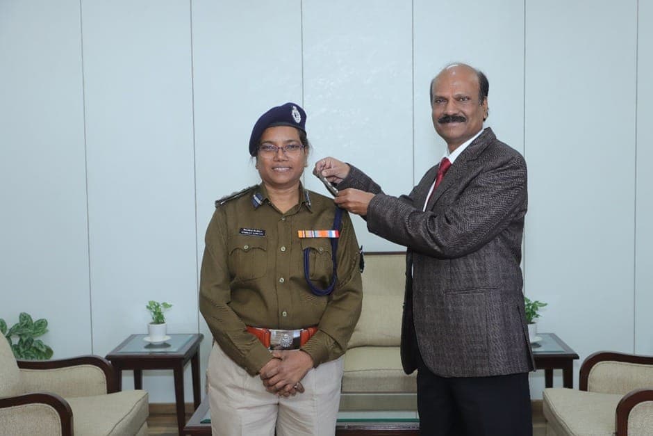 डीजीपी ने भारतीय पुलिस सेवा के पदोन्नत अधिकारियों को लगाई रैंक, कहा आपका कार्य व्यवहार बनेगा अन्य अधिकारियों के लिए प्रेरणास्रोत