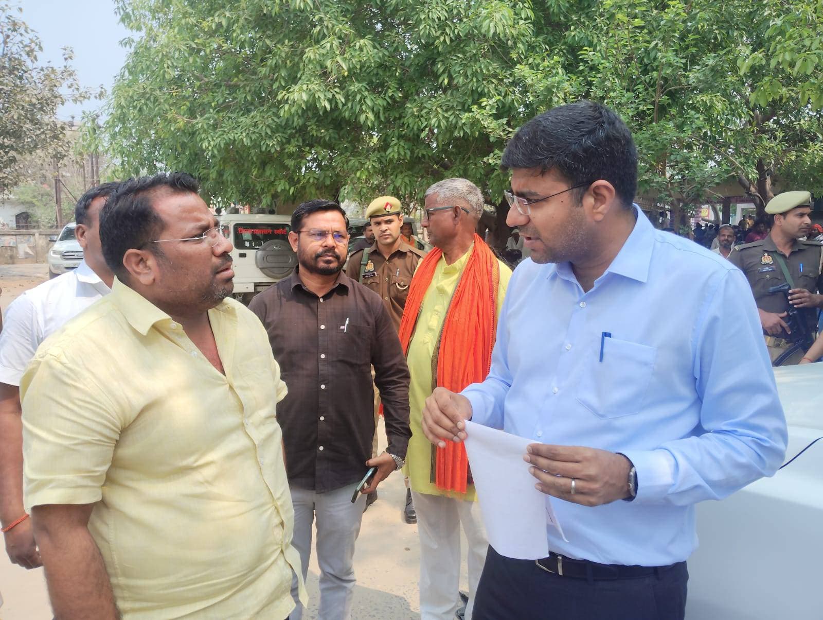 चौरीचौरा विधायक ई सरवन निषाद ने डीएम से विकास कार्यों पर किए चर्चा