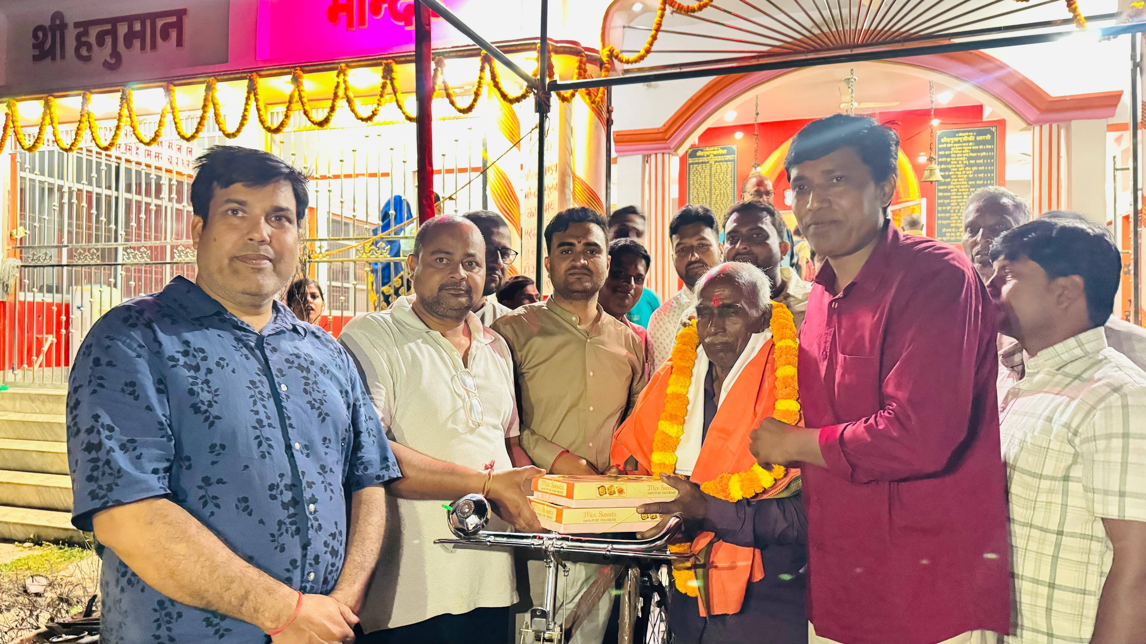 चालीस वर्ष से शिक्षा का अलख जगाने वाले रामचंद्र को गांव के लोगों ने किया सम्मानित