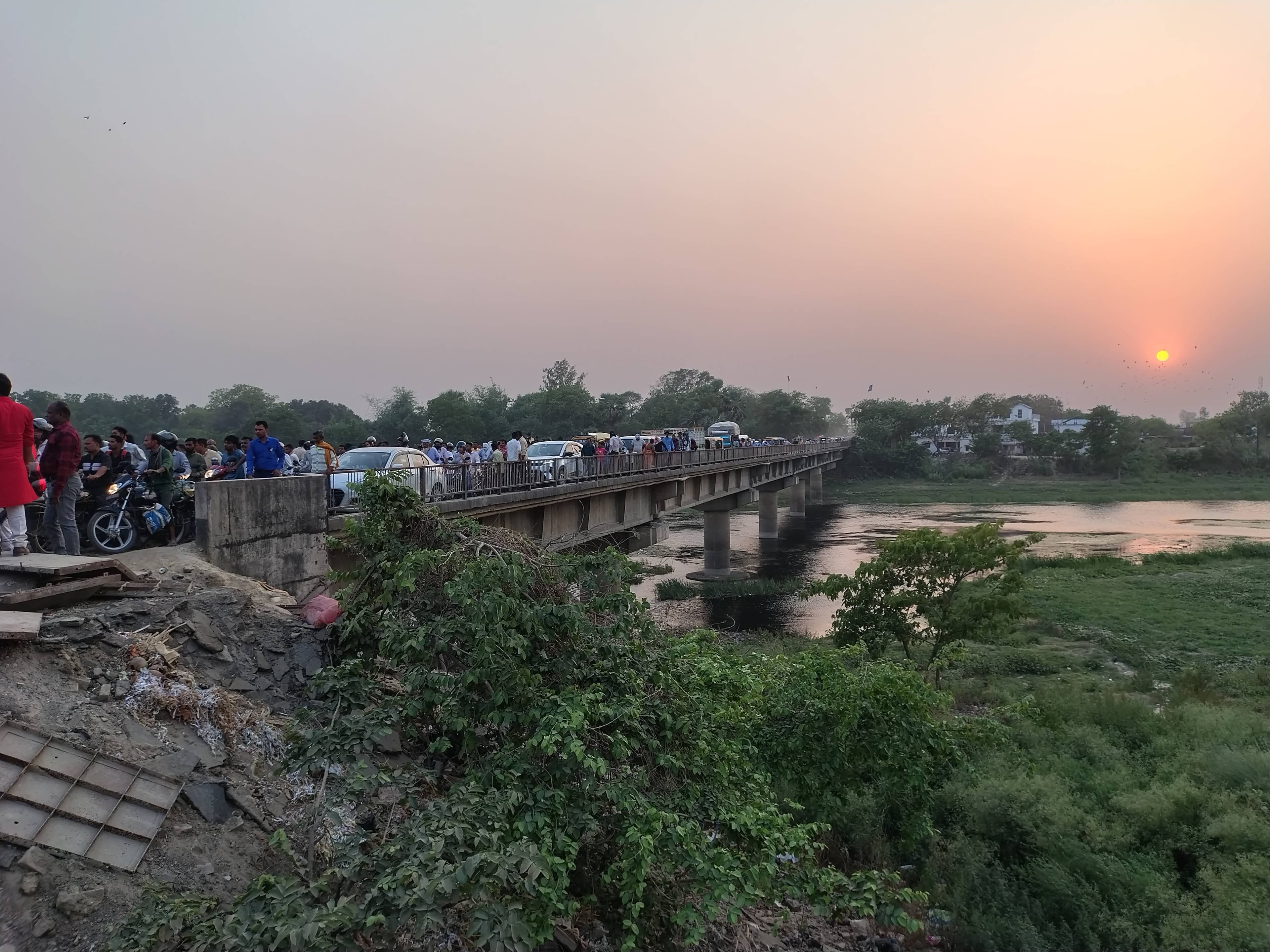 *सिकरीगंज कुआनो पुल पर भीषण जाम, मरम्मत कार्य के बीच डिवाइडर हटने