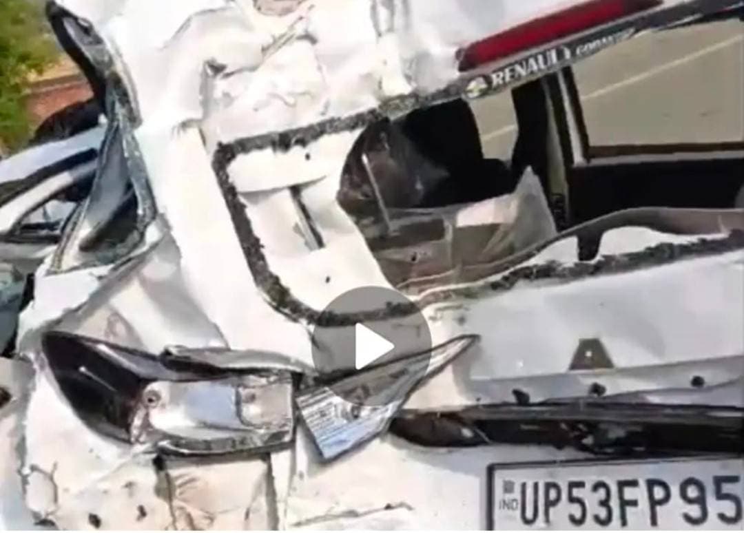 ट्रेलर ने कार में मारी टक्कर तीन घायल गगहा गोरखपुर बांसगांव संदेश।