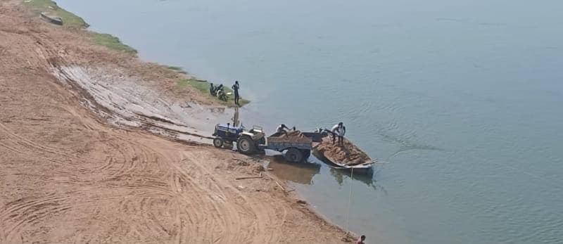 टोंस नदी पर ‘खनन सिंडिकेट’ का कब्जा! करछना में बेखौफ खेल, सिस्टम