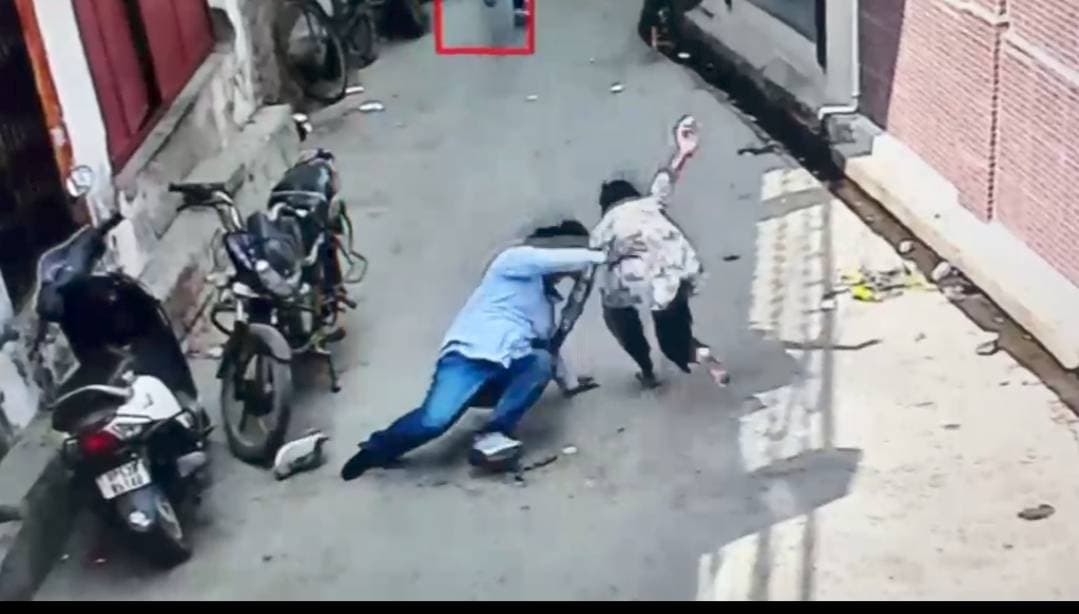 दिनदहाड़े ज्वेलर्स दुकान में छीना झपटी, नाबालिग बेटी की बहादुरी बनी चर्चा