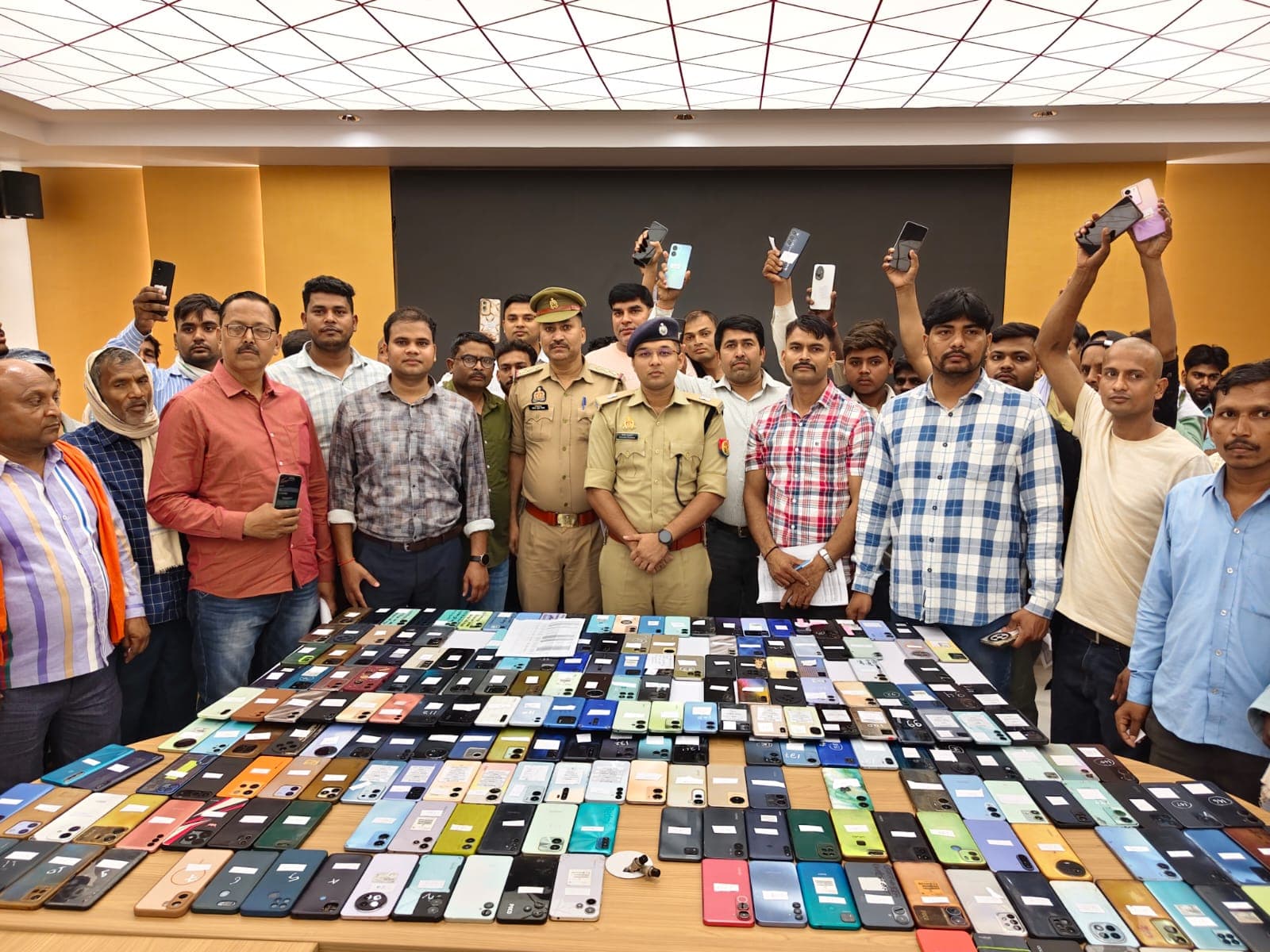 CEIR पोर्टल के माध्यम से 336 खोए मोबाइल फोन (कीमत लगभग ₹65 लाख बरामद कर स्वामियों को लौट आए