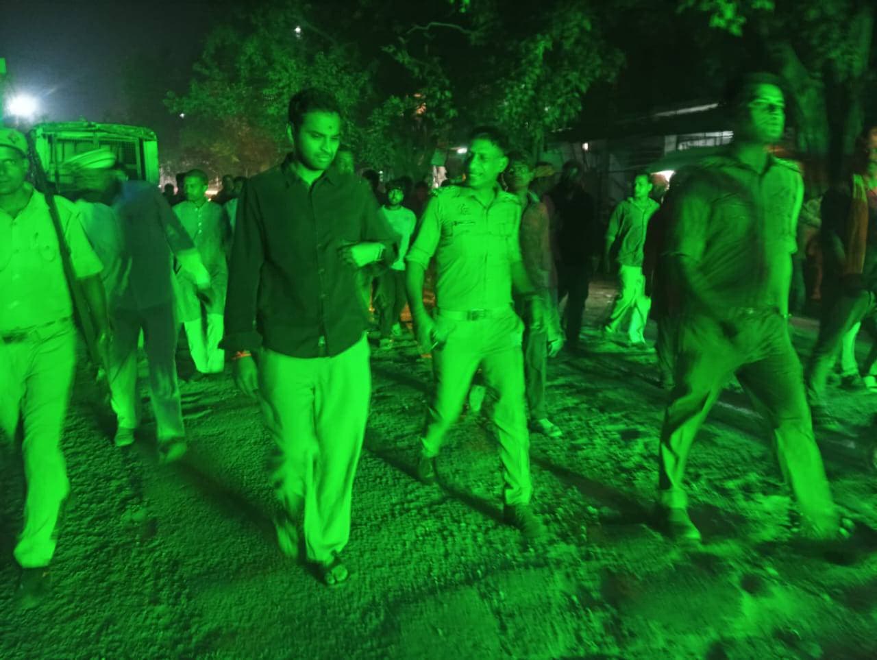 डीएम ने मतदान बूथों और मूर्ति विसर्जन स्थलों का किया निरीक्षण, व्यवस्थाएं दुरुस्त रखने केदिए निर्देश