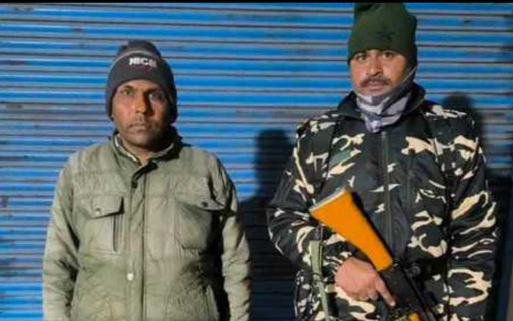 भारत-नेपाल सीमा पर सोने के बिस्किट के साथ नेपाली नागरिक गिरफ्तार एसएसबी