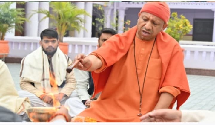 गोरखपुर वर्ष के अंतिम सोमवार का रुद्राभिषेक: सीएम योगी ने किया रुद्राभिषेक,