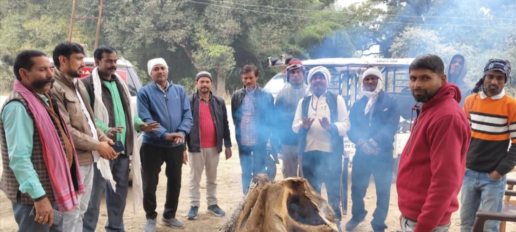 सपा नेता विश्वनाथ यादव ने ठंड से राहत दिलाने के लिए जगह-जगह