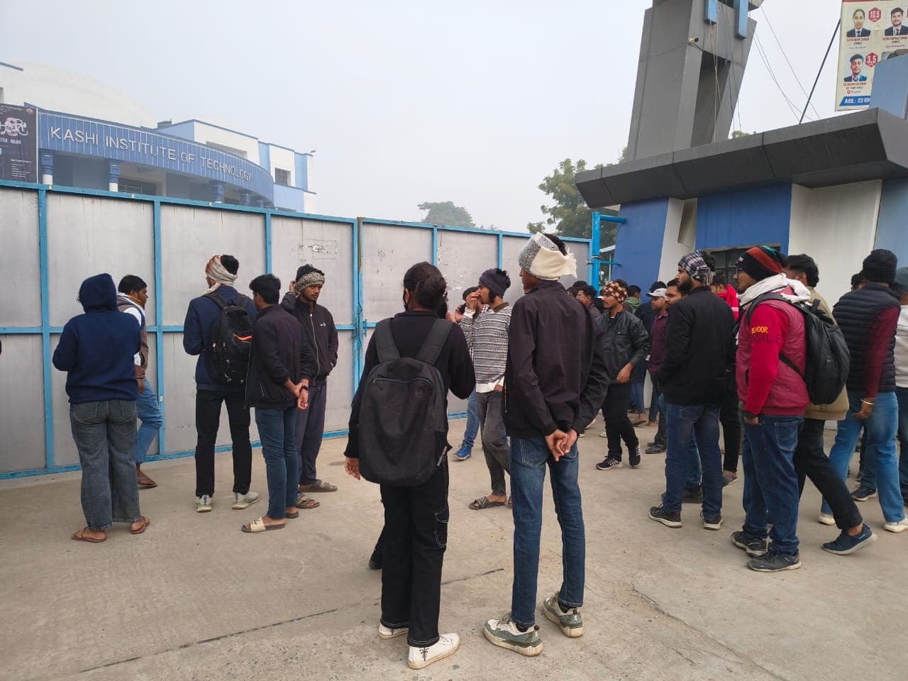 काशी इंस्टीट्यूट ऑफ टेक्नोलॉजी के बाहर छात्रों का हंगामा
