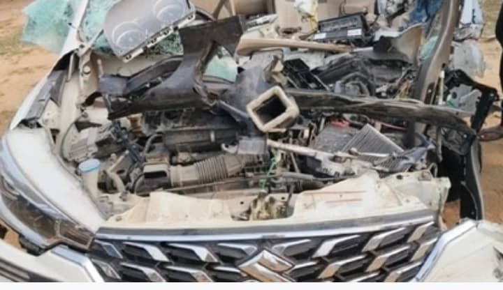 ट्रक में पीछे से घुसी कार, उड़े परखच्चे; एक की मौत...पांच घायल;