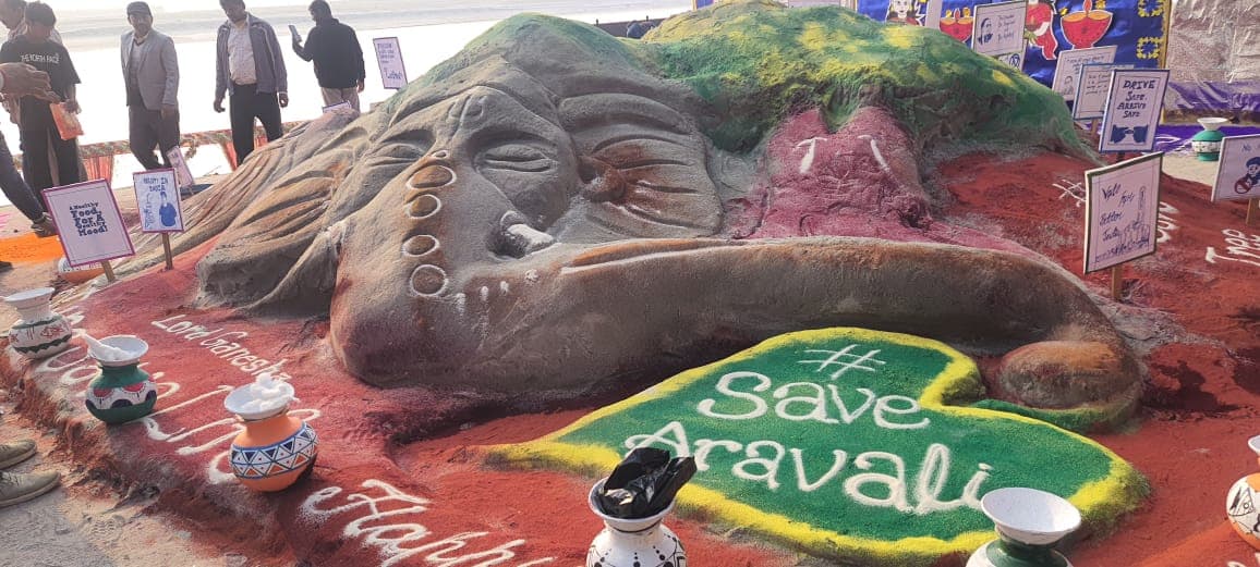 रेत पर सजी अरावली की अनुपम कला, बच्चों ने भगवान गणेश के