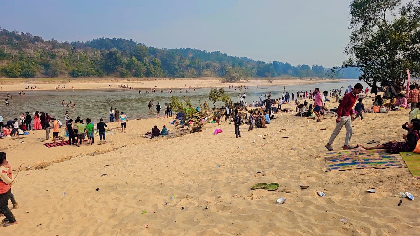 मिनी गोवा में उमड़ा सैलाब, सुविधाओं के अभाव में महिला पर्यटक परेशान