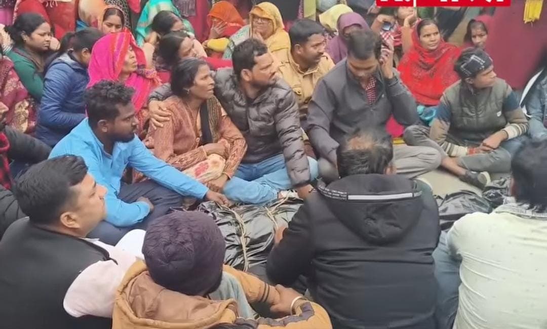 कसया में चाकूबाजी से युवक की हत्या, आक्रोशित ग्रामीणों ने शव रखकर किया सड़क जाम