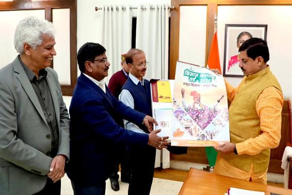 मुख्यमंत्री डॉ. यादव ने वर्ष 2026 के शासकीय कैलेंडर का किया विमोचन, 'समृद्ध किसान-समृद्ध प्रदेश' और किसान कल्याण वर्ष रही थीम, वर्ष 2026 की शासकीय डायरी, शीट कैलेंडर और नोटबुक का भी हुआ विमोचन