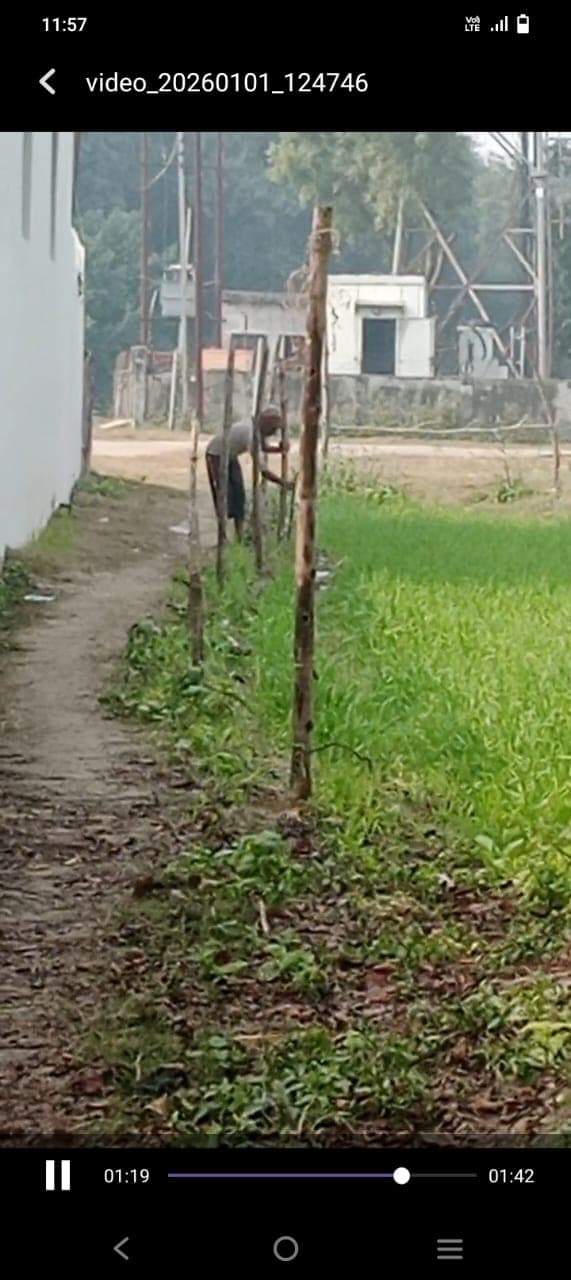 सरकारी चक मार्ग पर कब्जा,स्थानीय परेशान मदरिया । उपनगर गोला के विस्तारित