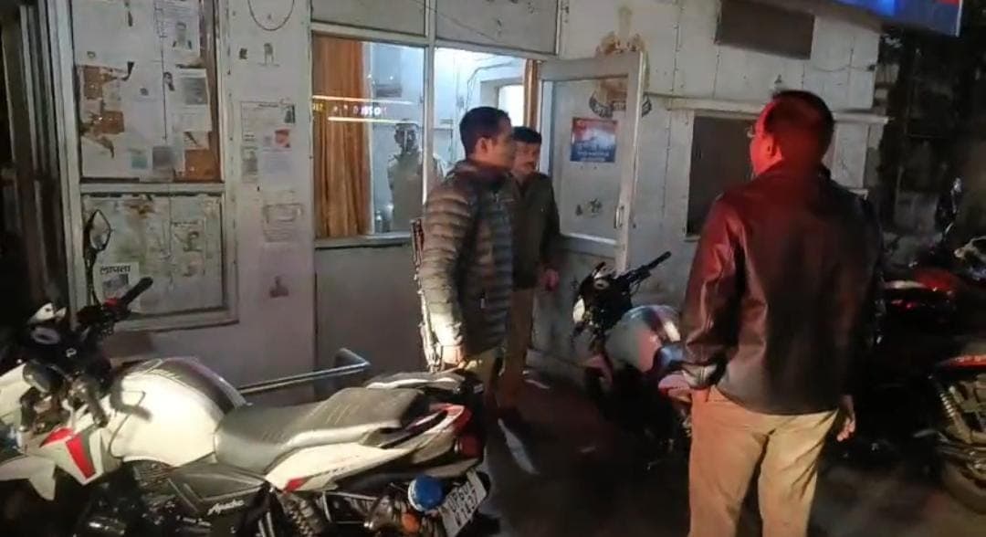 गोरखपुर रेलवे स्टेशन पर बड़ी कार्रवाई संदिग्ध युवक के बैग से 50