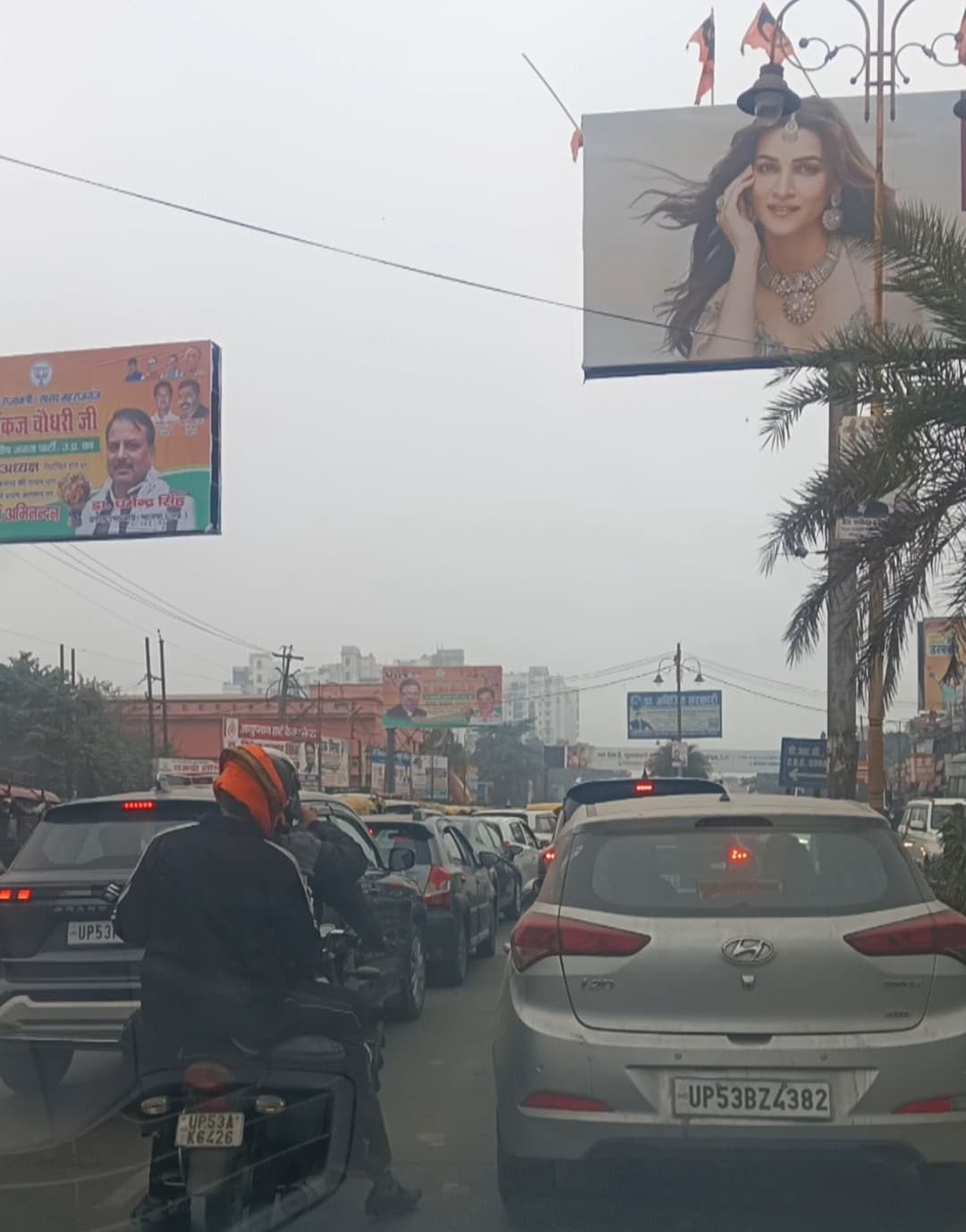 बीआरडी मेडिकल कॉलेज के सामने अतिक्रमण और अवैध टैक्सी स्टैंड से जाम का झाम