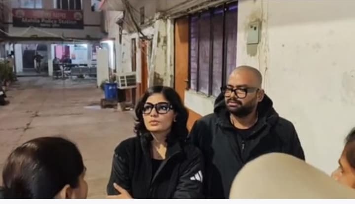 लखनऊ: लोक गायिका नेहा सिंह राठौर पुलिस हिरासत में, हजरतगंज थाने लेकर