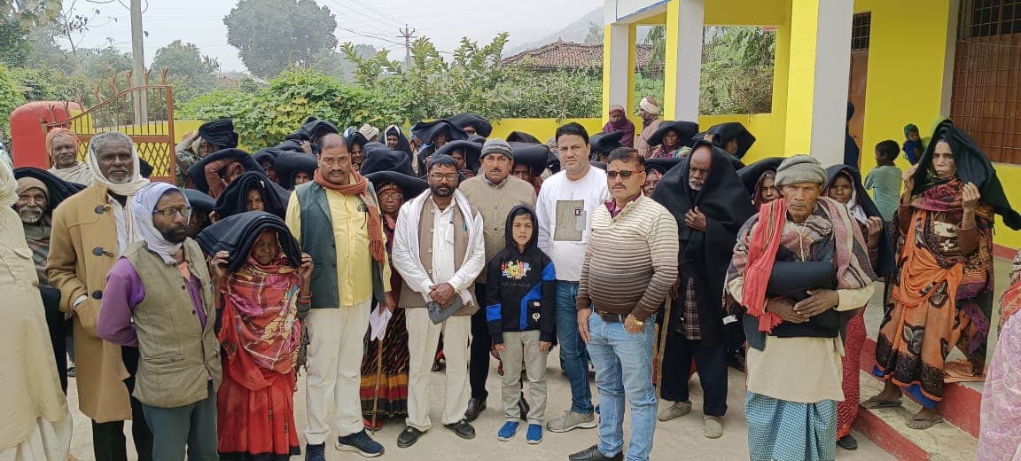 मातृत्व फाउंडेशन सोनभद्र एव स्वास्तिक मोटर डाला के सहयोग से कंबल वितरण