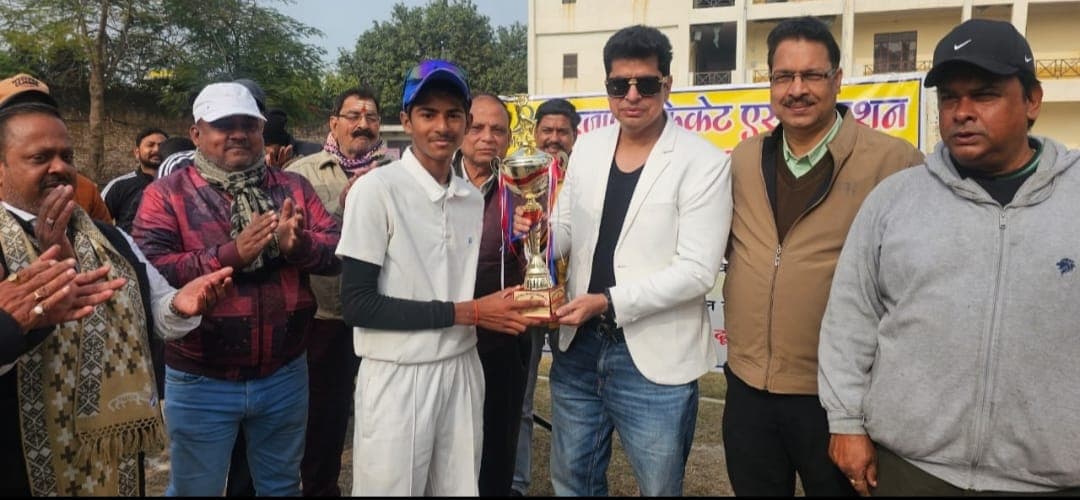 उषा पेट्रोल पम्प ने बी डिविजन क्रिकेट टूर्नामेंट की ट्रॉफी पर जमाया