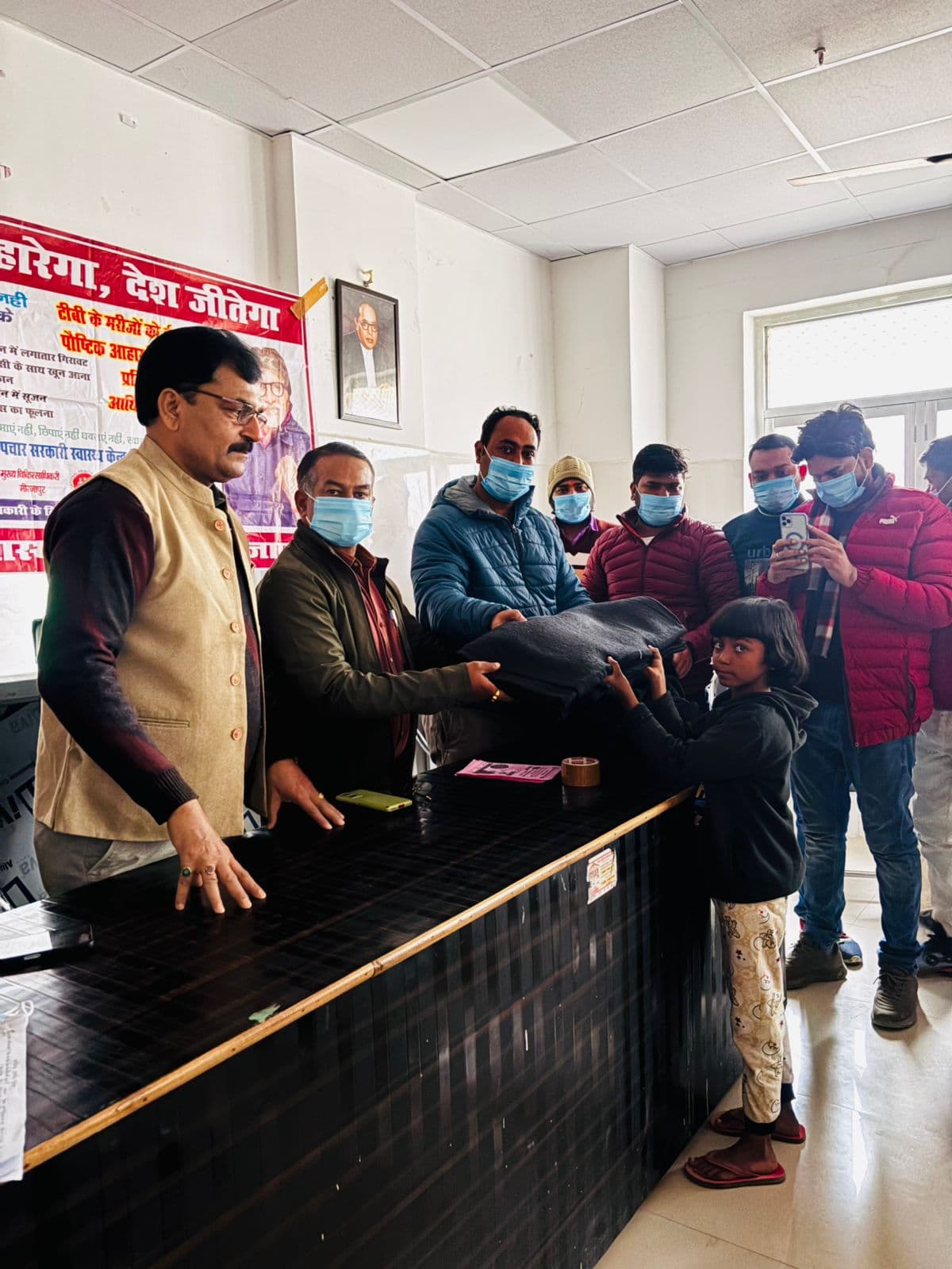 चुनार क्लब वेलफेयर सोसाइटी ने टीबी मरीजों के बीच किया कंबल वितरित