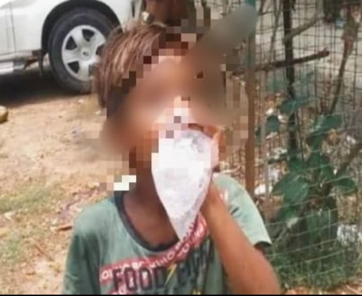 सड़कों पर कूड़ा बीनने वाले कम उम्र के छोटे बच्चे नशे...