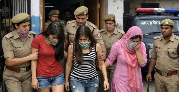 प्रयागराज में देह व्यापार का भंडाफोड़.. 5 कॉलगर्ल व 4 ग्राहक पकडे गए!