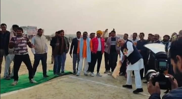 विधायक ने की बॉलिंग, कैबिनेट मंत्री ने की बैटिंग आरपीएल के टूर्नामेंट में