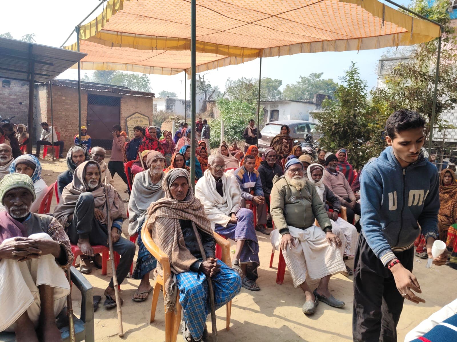 बेलघाट ब्लॉक के ग्राम पंचायत ब्रह्मसारी में कंबल वितरण, असहायों के चेहरों