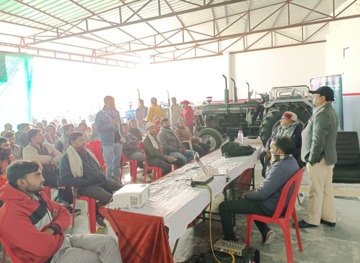 खागा नगर के कन्हैया आटो मोबाईल्स में आज शुक्रवार को किसान मेला में फाइनेन्स व स्कार्ट पावरट्रैक ट्रैक्टर के फीचर्स के बारे में किसानों को दीगयी जानकारी