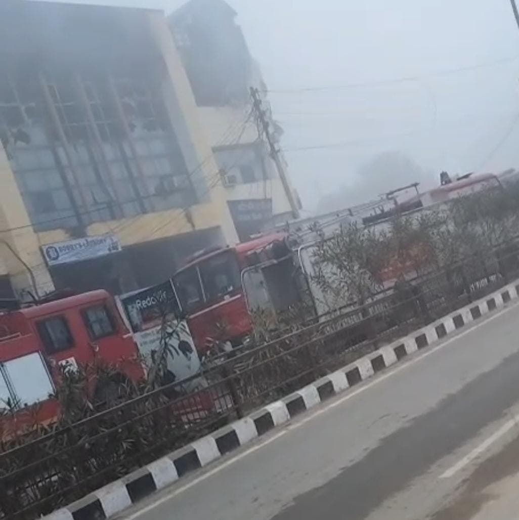 गोरखपुर सेल टैक्स कार्यालय में भीषण आग, लाखों की संपत्ति और अहम दस्तावेज खाक, घंटों बाद भी नहीं पाया गया काबू-रामगढ़ताल थाना क्षेत्र स्थित सेल टैक्स (वाणिज्य कर) कार्यालय में बीती रात