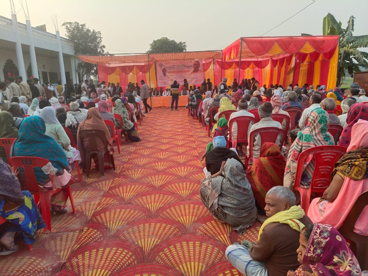 रोहारी में कंबल वितरण कार्यक्रम का आयोजन, गरीबों के चेहरे पर आई