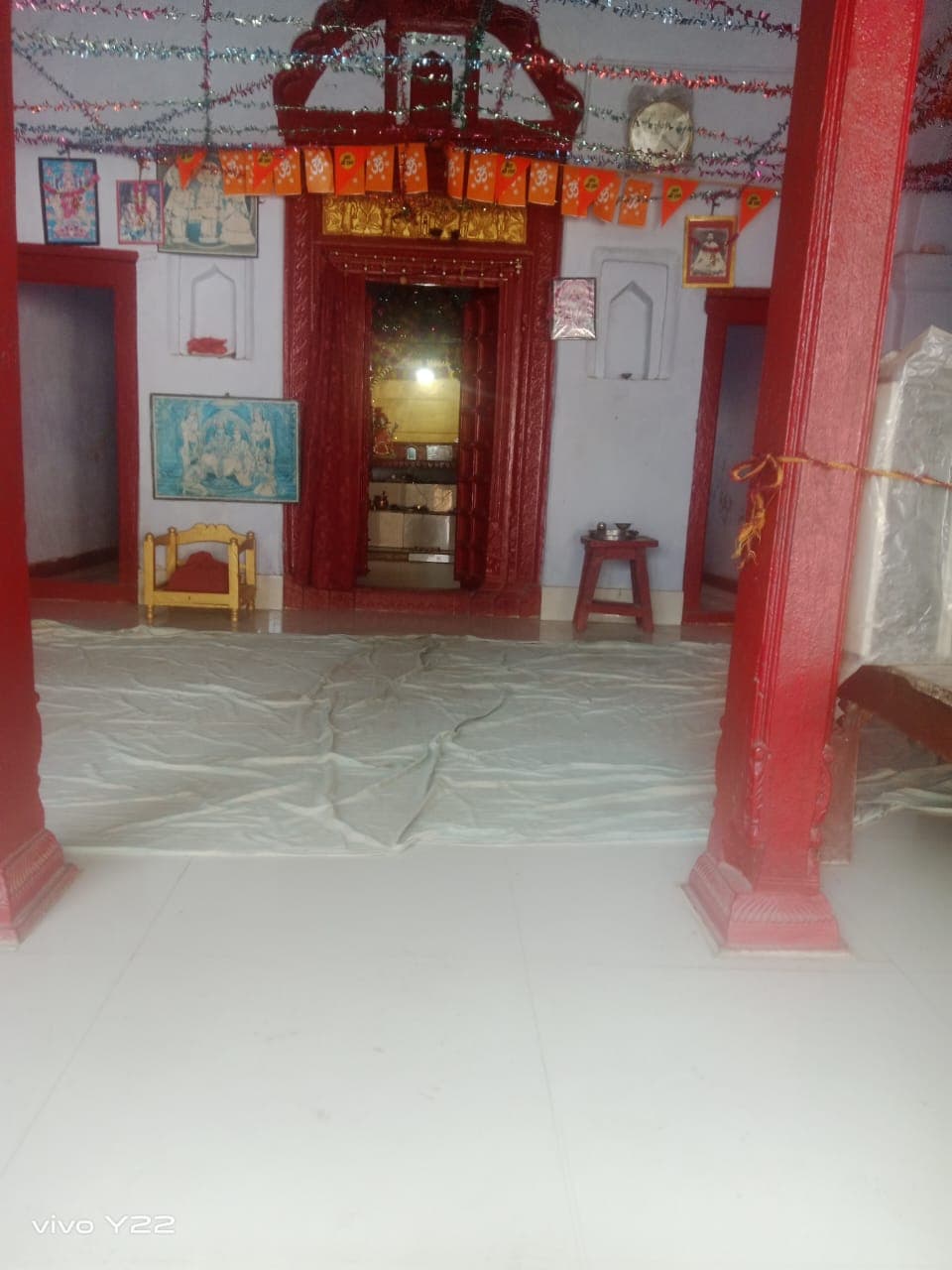 बांसगांव के मऊ बुजुर्ग में रामा बाबा मंदिर से तीन अष्टधातु मूर्तियां चोरी, पुलिस मौके पर