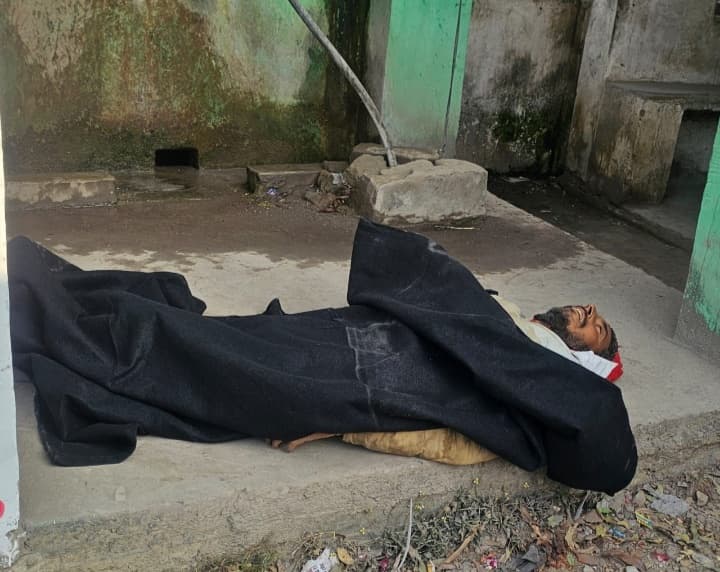 डाला नंगर पंचायत की लापरवाही ने ली एक जान, ठंड से मौत के बाद भी जिम्मेदार बेखबर