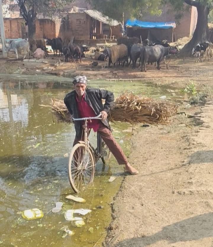तालाब में कट गया रास्ता, लोगों के लिए बना मुसीबत