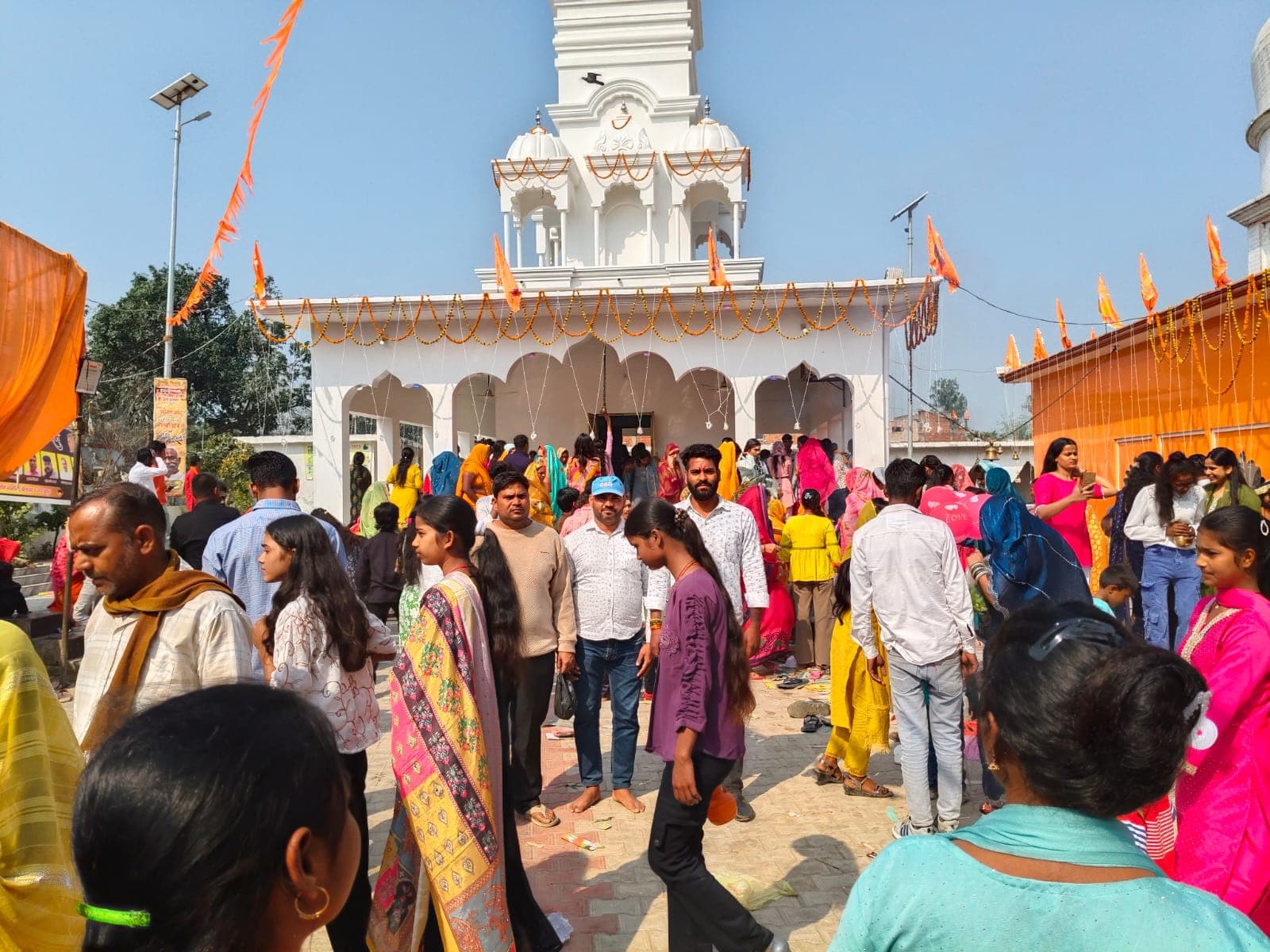 बेलघाट में महाशिवरात्रि पर उमड़ा श्रद्धा का सैलाब, महाकाल महादेव मंदिर में