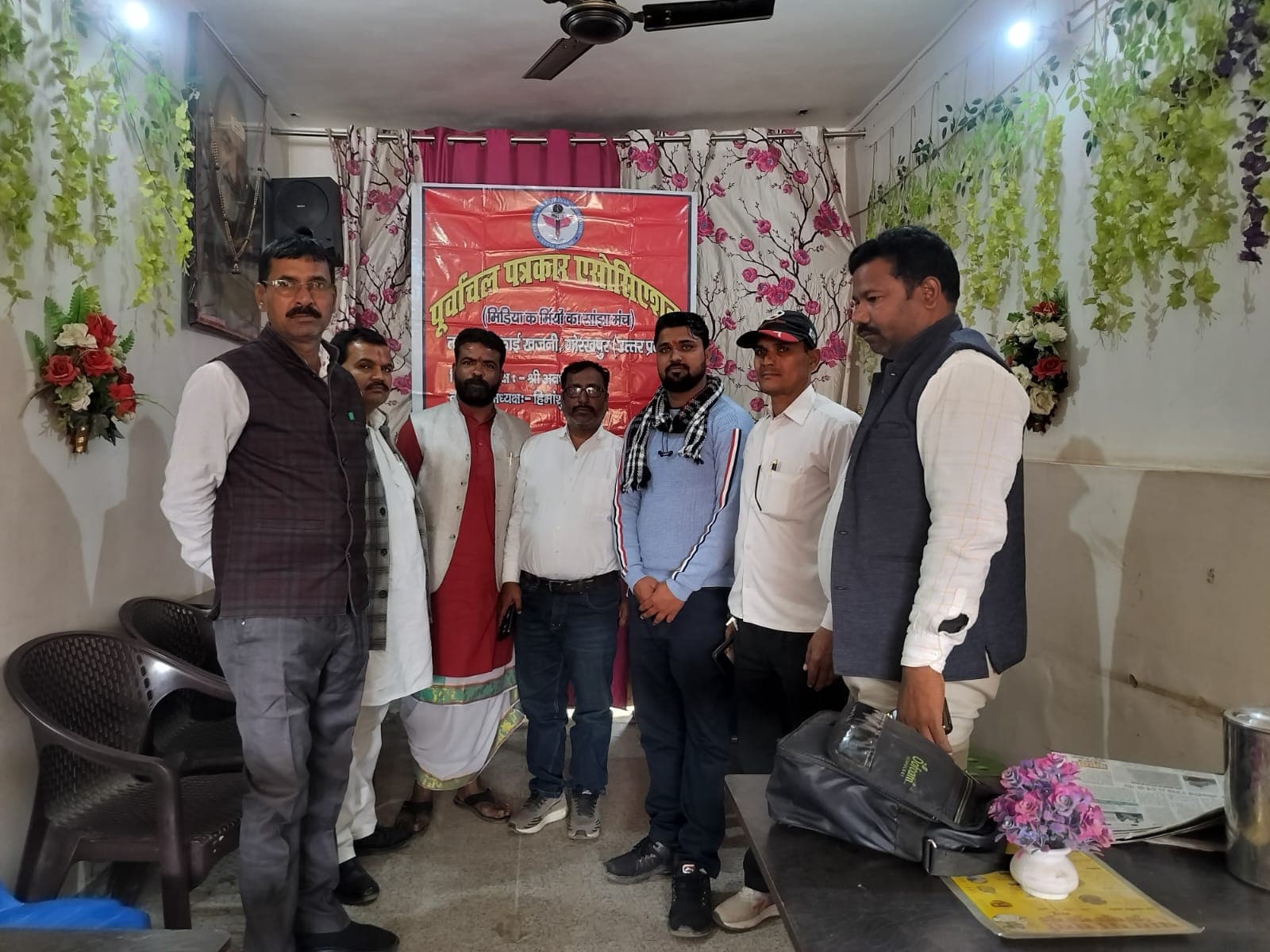 पूर्वांचल पत्रकार तहसील इकाई खजनी की मासिक बैठक संपन्न बेलघाट बांसगांव संदेश