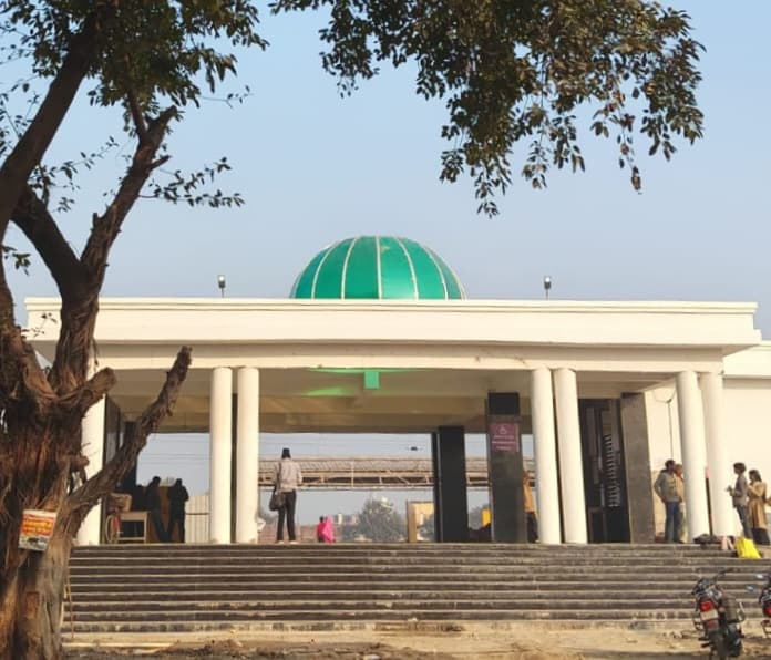 पिपराइच रेलवे स्टेशन के छत पर ग्रीन कलर का बाबरी ढांचे जैसा बनें गुंबद को हटवाने की मांग