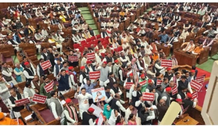 यूपी विधानसभा: सवाल पूछने को धंधा बताने पर हंगामा, तीन मंत्रियों की