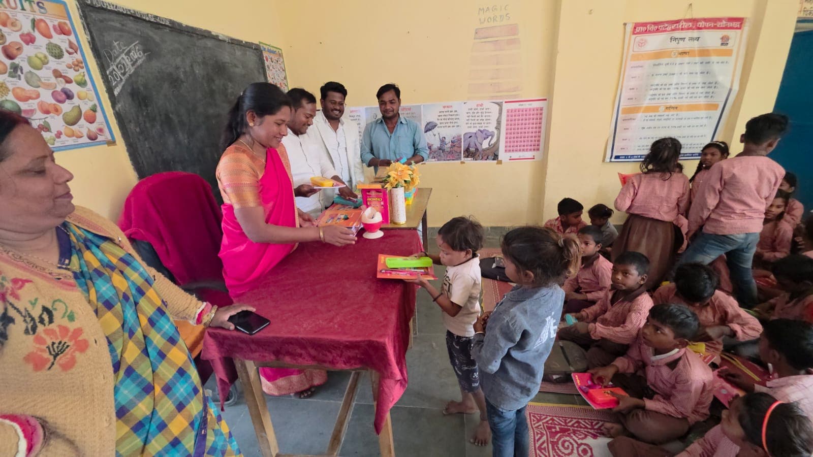 स्कूली बच्चों में शिक्षण सामग्री वितरण कर नपं अध्यक्ष ने मनाया अपना जन्मदिन