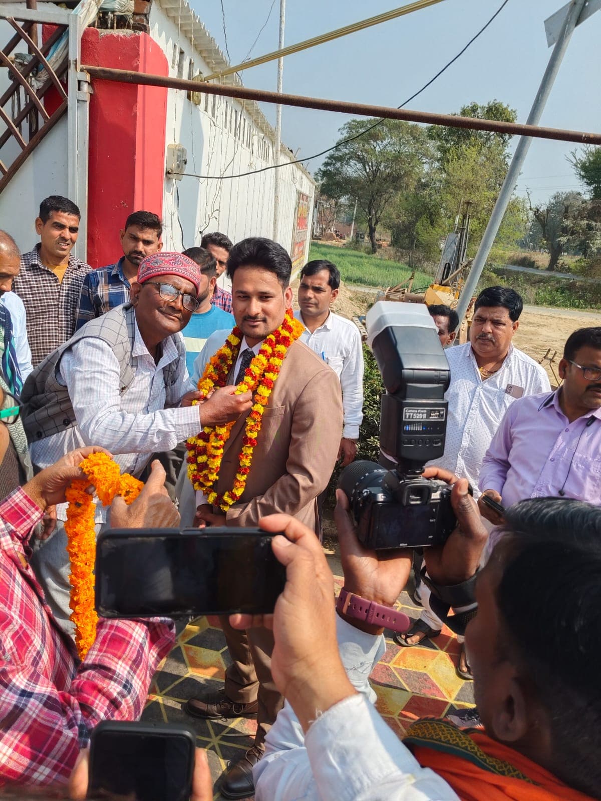 एमबीबीएस की पढ़ाई पास करने की खुशी में गांव में जश्न, डॉ. संतोष तिवारी ने बढ़ाया