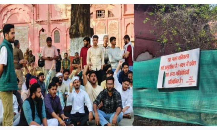 जर्जर लाल बारादरी को खुलवाने की जिद पर अड़े छात्र, सपा छात्रसभा-एनएसयूआई
