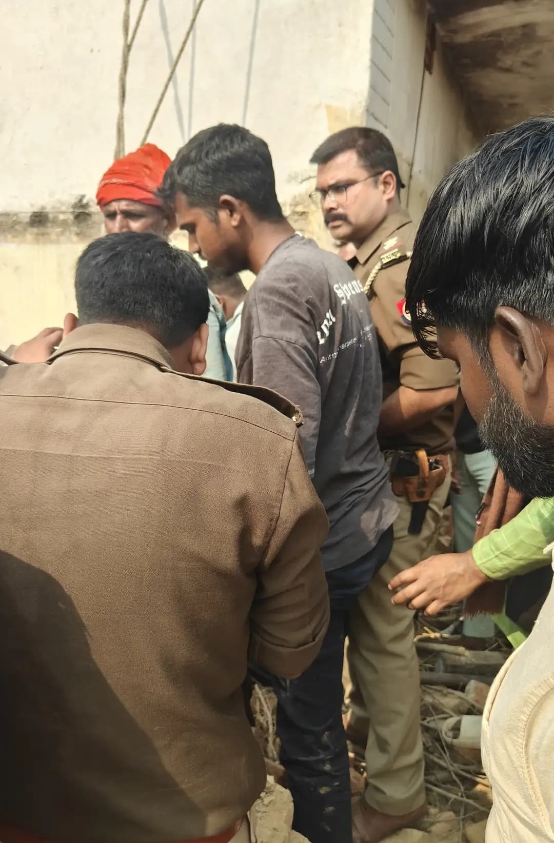 मलबे में जिंदगी की जंग: शौचालय की छत के नीचे फंसी बेटी को पुलिस ने दो घंटे में निकाला