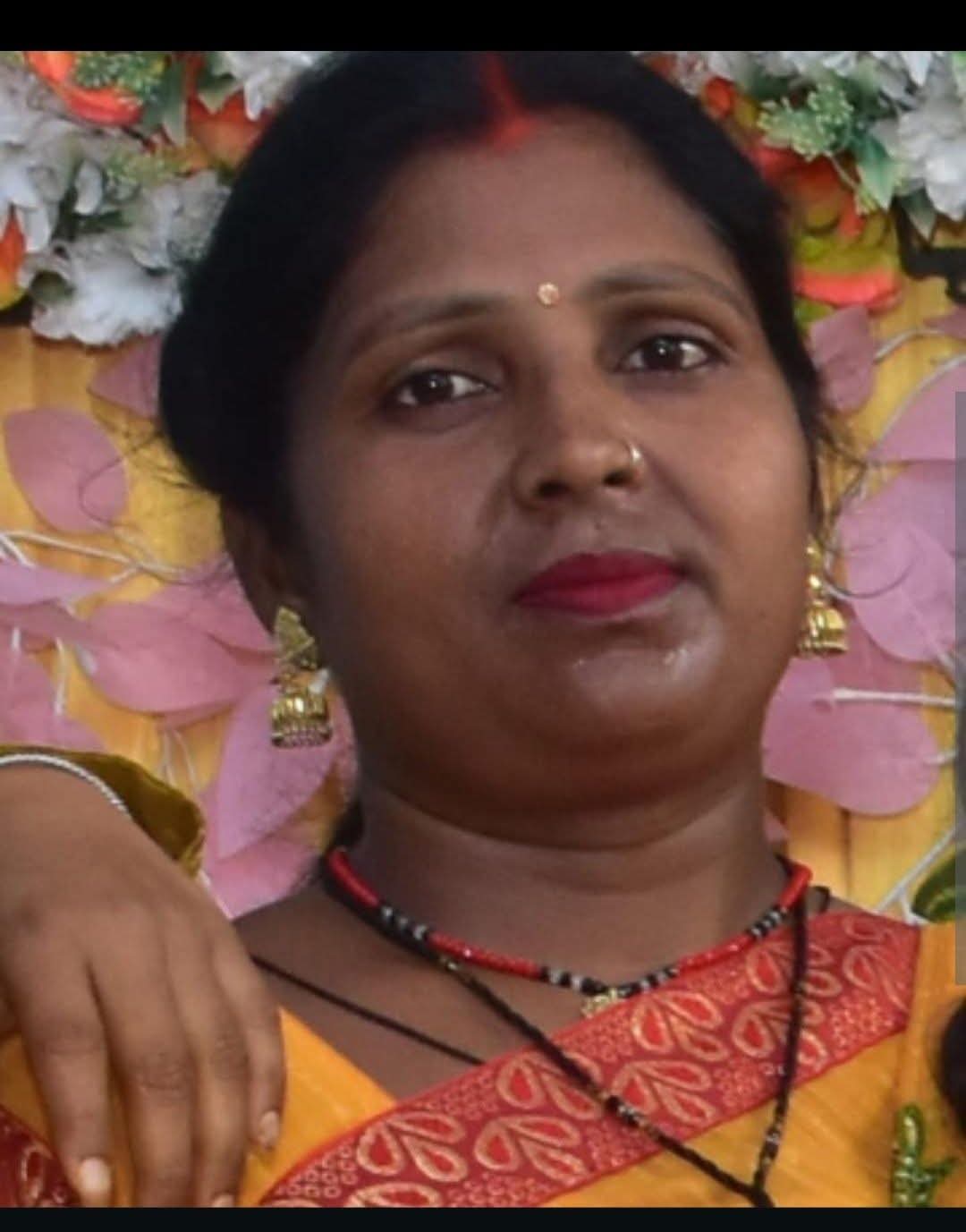 खजनी में सनसनी: पति ने पत्नी की फावड़े से काटकर हत्या की, खुद पुलिस को दी सूचना