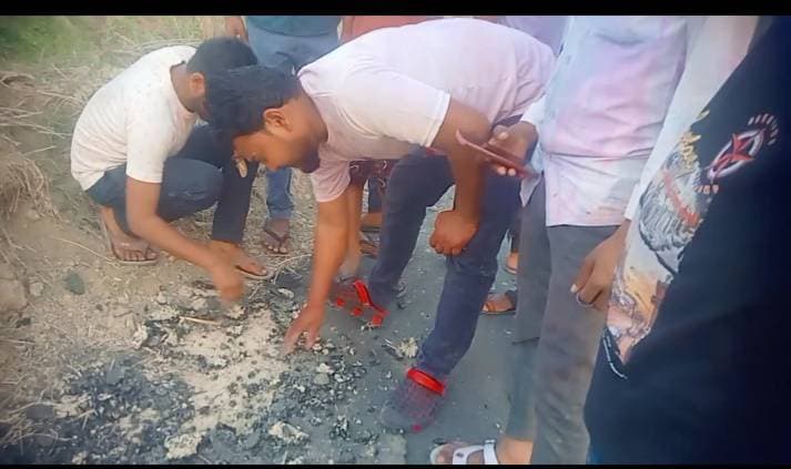 15 दिन में उखड़ने लगी पीडब्ल्यूडी की नई सड़क, ग्रामीणों में नाराजगी