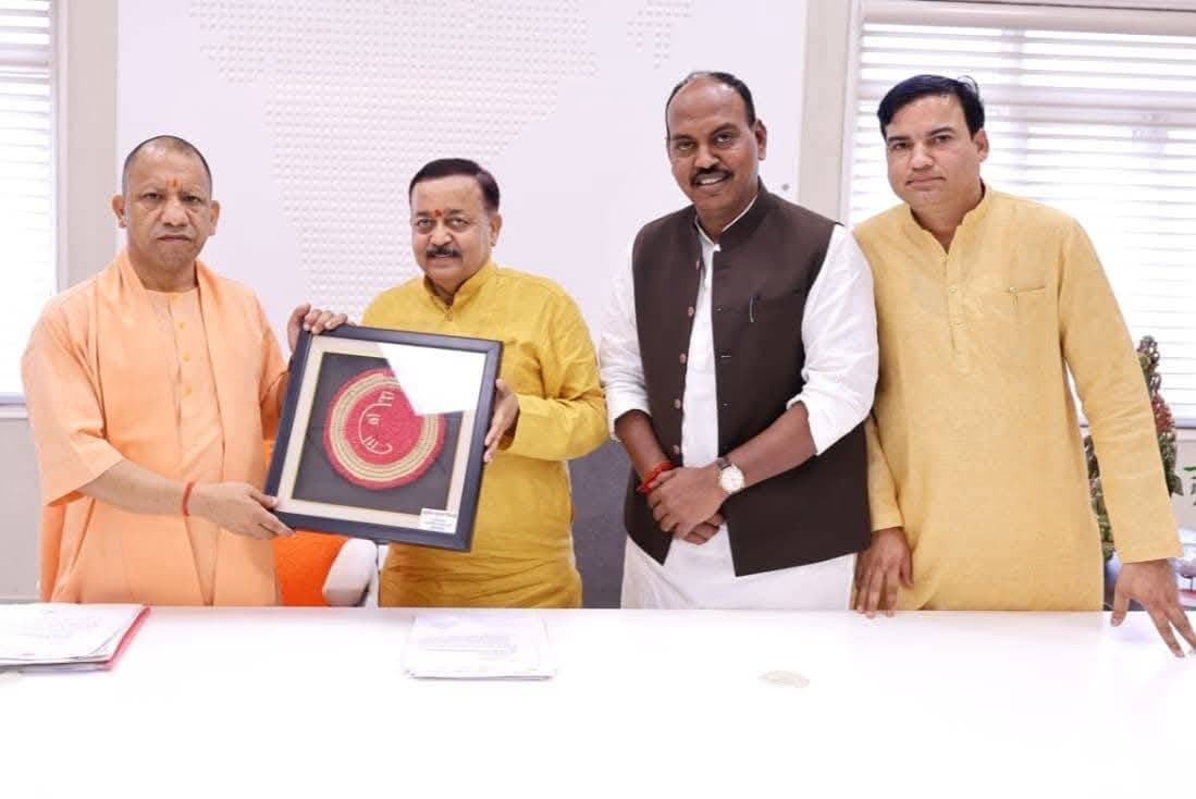 सुल्तानपुर सीएम योगी से मिले भाजपा जिलाध्यक्ष सुशील त्रिपाठी,जिले के विकास पर