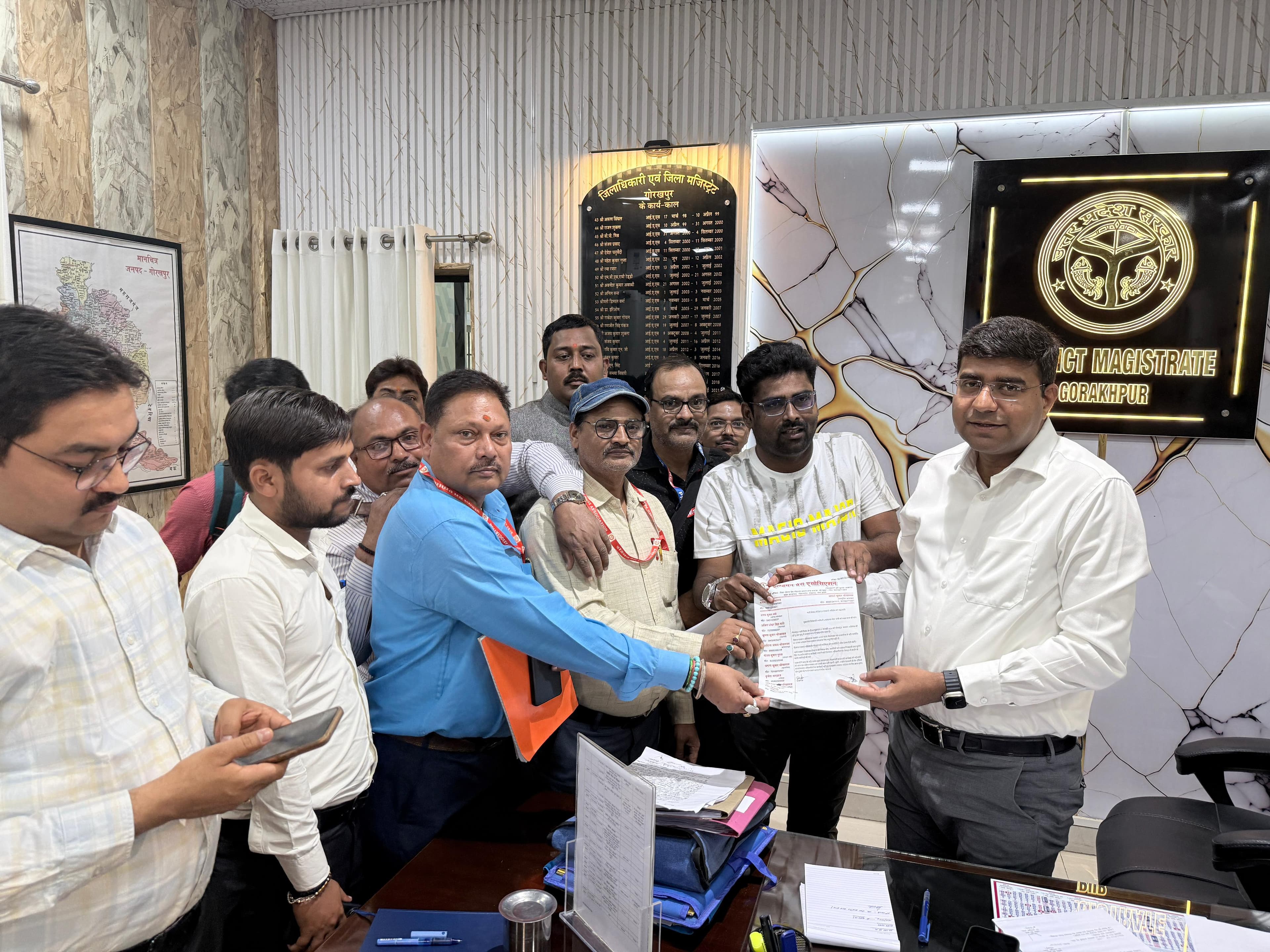 पत्रकार अग्निवेश सिंह हत्याकांड में कार्रवाई की मांग को लेकर इंडियन प्रेस एसोसिएशन ने जिलाधिकारी को सौंपा ज्ञापन