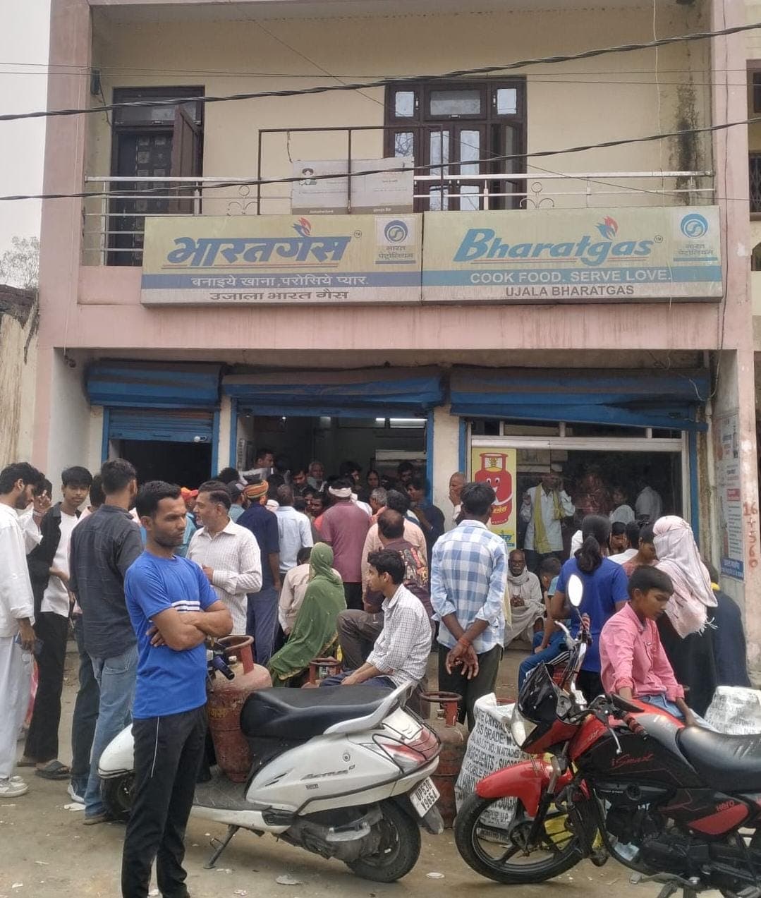 पिपराइच में भारत गैस एजेंसी पर सुबह से लगी लंबी कतार, उपभोक्ताओं