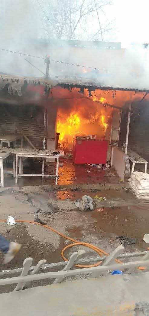 डाला सोनभद्र- स्थानीय डाला बाजार में साट सर्किट होने से जनरल स्टोर वह दोना पत्तल के गोदाम में लगा भीषण आग