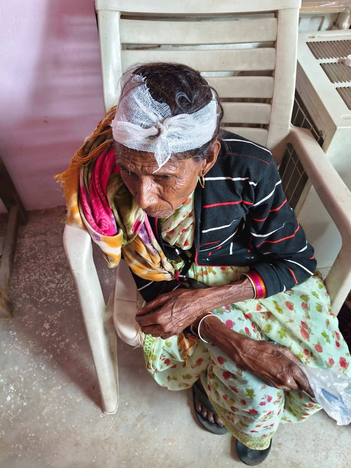 ओवरलोड ट्रक का टायर फटने से ई-रिक्शा पलटा, आधा दर्जन लोग घायल